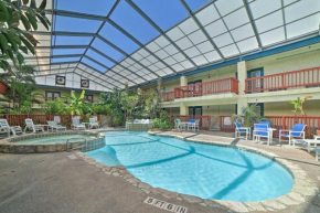 Coastal Studio with Amenities Walk to Padre Beach!